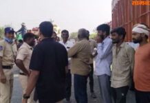 telangana-police-took-action-on-vehicles-maharashtra-border-villagers-angry